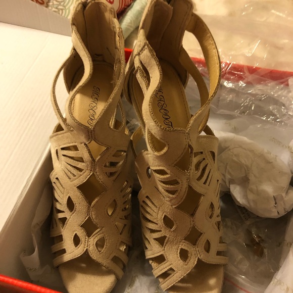 Tan heels - Picture 2 of 5